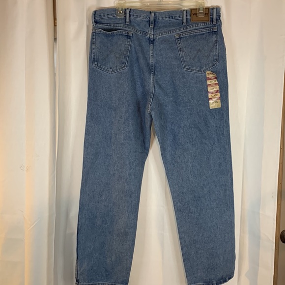 Nwt Wrangler 42 X 32 Relaxed Jeans - Picture 6 of 9